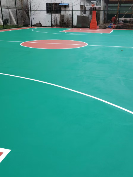 云梦 球场长期使用易出现地面开裂